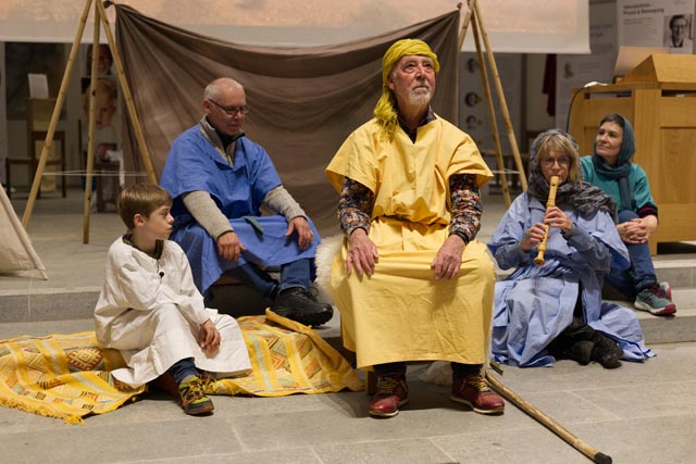 Die Szene nimmt langsam Formen an. Weitere Mitglieder der Sippe, jung und alt, stossen noch bei der Hauptprobe dazu. Foto: zVg