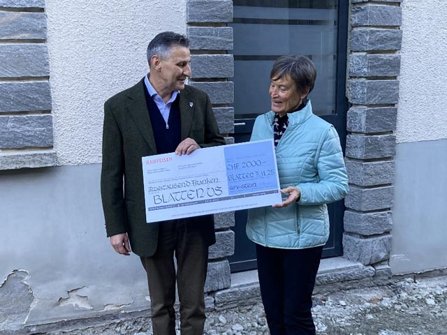 Übergabe des Schecks des Gemeinnützigen Frauenvereins Stein durch Vorstandsmitglied Nelly Lehmann an den Gemeindepräsidenten von Blatten, Matthias Bellwald. Foto: zVg