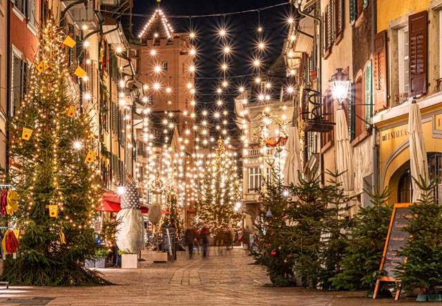 Stimmungsvolle Weihnachtsbeleuchtung in der Rheinfelder Altstadt. Fotograf: Matthias Hausherr