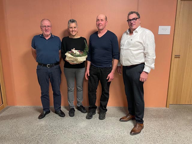 Die verabschiedeten Kommissionsmitglieder Hubert Oeschger, Yvonne Erdin und Emanuel Senn (von links) mit Gemeindeammann Thomas Szabo.