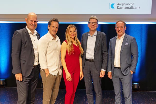 Dieter Widmer, Direktionspräsident der AKB; Patrick Fischer, Headcoach der Schweizer Eishockey-Nationalmannschaft; Dr. Barbara Studer, Neurowissenschaftlerin, Dozentin, Founder &amp; CEO Hirncoach AG; Dieter Egli, Landammann und Vorsteher Departement Volkswirtschaft und Inneres des Kantons Aargau; Patrick Küng, Mitglied der Geschäftsleitung bei der AKB (von links). Foto: zVg