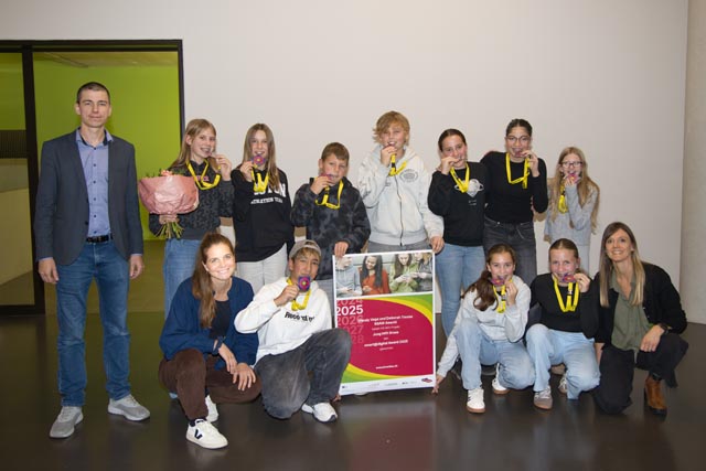 Fabian Knuchel (ENTER Technikwelt), Deborah Troxler und Wendy Vega mit Kindern der Schule Aeschi. Foto: Eugen Notter