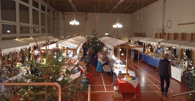 Blick auf die Marktstände in der Halle