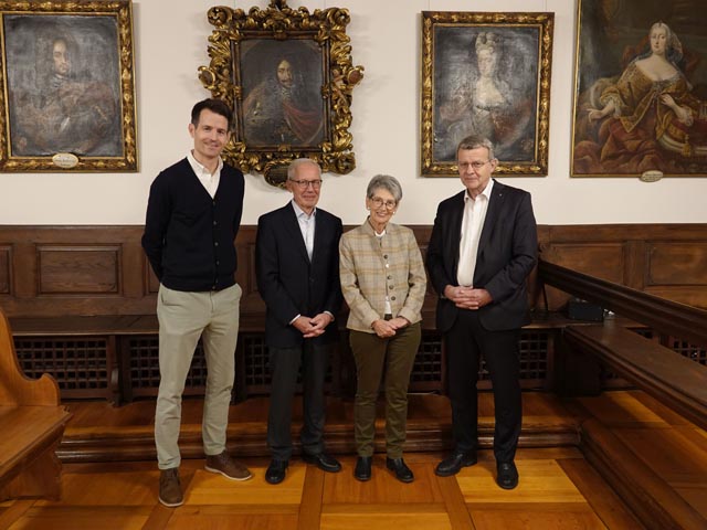 Von links Magnus Willers (J. Willers Engineering AG), Markus Klemm und Ursula Brun Klemm (Stiftung Roniger) sowie Stadtammann Franco Mazzi freuen sich Anfang Woche über die Rechtskraft des Gestaltungsplanes Roniger-Park. Foto: zVg