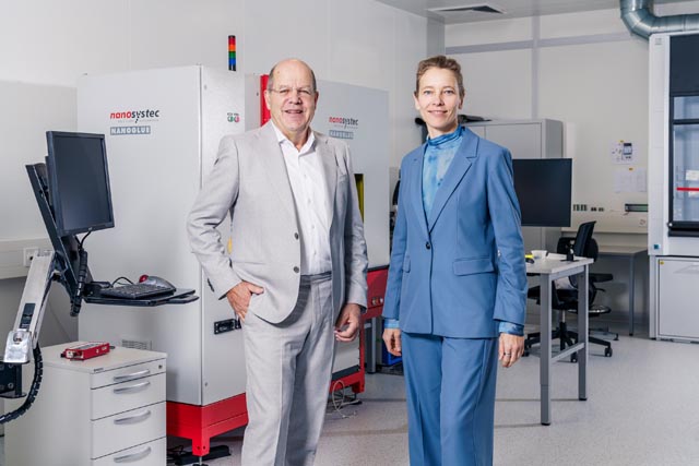 Christoph Harder, CEO von Swiss PIC, und Kirsten Moselund, Leiterin des Labors für Nano- und Quantentechnologien am Zentrum für Photonenforschung des PSI und Mitinitiatorin von Swiss PIC. Aufgenommen am Fertigungszentrum für photonische Integration, das am 24.11.2025 eröffnet wurde.