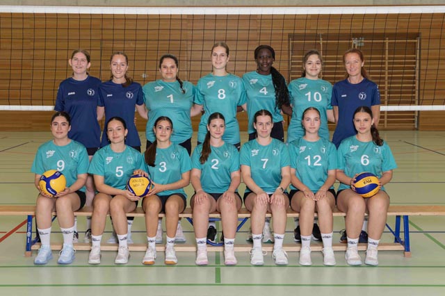 Die U20 freuen sich, beim nächsten Spiel um Punkte kämpfen zu können. Hinten v.l.: Vanessa Frey (Trainerin), Aurelia Barth (Assistenztrainerin), Laura Puglisi, Elena Metzger, Lynn Suter, Briana Majeri, Gabi Barth (Trainerin). Vorne v.l.: Zarife Ferizi, Maria Dantas, Louisa Bonni, Olinda Santos, Luana Waldmeier, Larissa Beham, Antonija Cosic. Es fehlen: Selina Apelt (Trainerin), Eliane Soder und Lea Gregorovic. Foto: Jasmin Haller