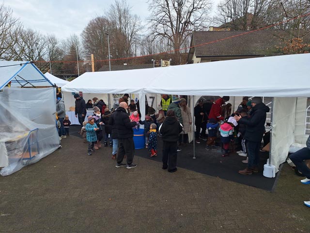 Der Stand mit dem Kerzenziehen beim Adventsmarkt Möhlin