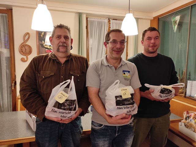 Gewinner Endschiessen (von links) Roman Mäder (2. Rang), Claude Chenaux (1. Rang), Martin Weiss (3. Rang). Foto: zVg