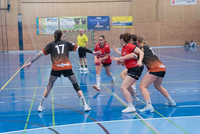 Die Mittelspielerin Laura Waldmeier und die Kreisspielerin Celine Hicks