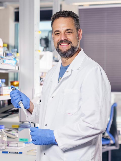 Adrian Wanner möchte verstehen, wie Neuronen im Gehirn miteinander verbunden sind – eine Herausforderung, die neue bildgebende Verfahren wie die Röntgenptychografie erfordert. Foto: © Paul Scherrer Institut PSI/Markus Fischer