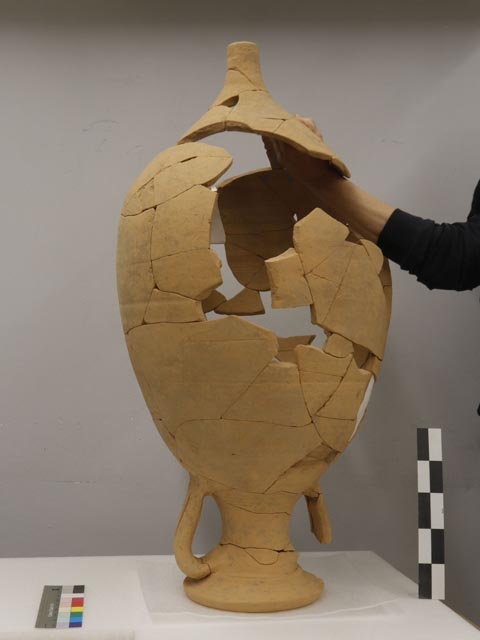 Die fragmentierte Amphore wurde im Restaurierungslabor der Kantonsarchäologie sorgfältig wieder zusammengesetzt. Sie steht auf dem Kopf (Rand), weil sie nur so stabil ist. Foto: Copyright Foto Kantonsarchäologie, © Kanton Aargau