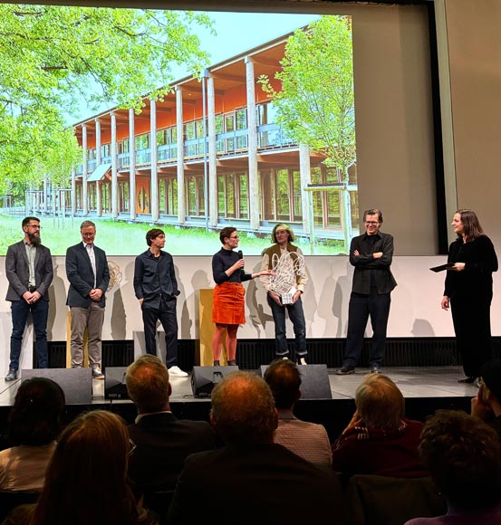 Von links Kim Schoos IMAG, Reto Baumann IMAG, Borja Fernandez Goñi Architekt, Alda Breitenmoser AVS, Katrin Oechslin Farbgestaltung, Markus Schietsch Architekt und Moderatorin Brunner. Foto: Copyright Kanton Aargau