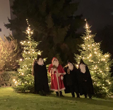 Der Samichlaus besuchte Familien in Obermumpf. Foto: zVg