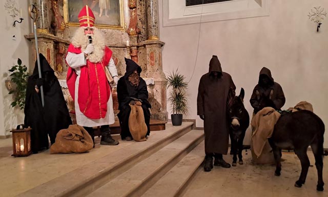 Die Esel brachten die Geschenke in Zeiningen. Foto: zVg