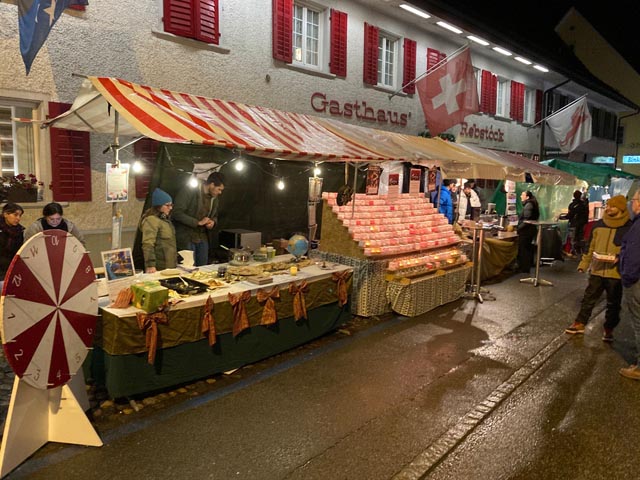 Symbol der Solidarität am Weihnachtsmarkt Frick. Fotos: zVg