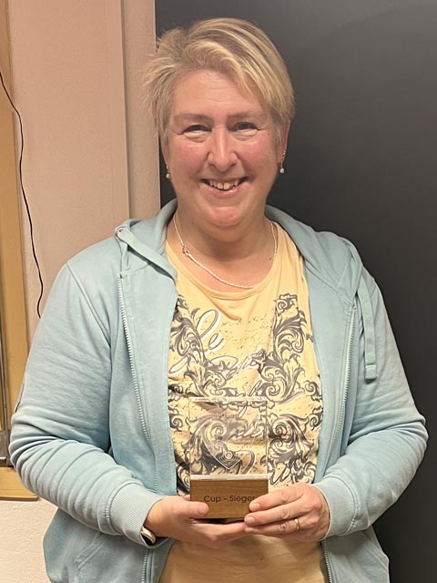 Sonja Vögele, Siegerin Cupschiessen, mit dem Poka. Foto: zVg