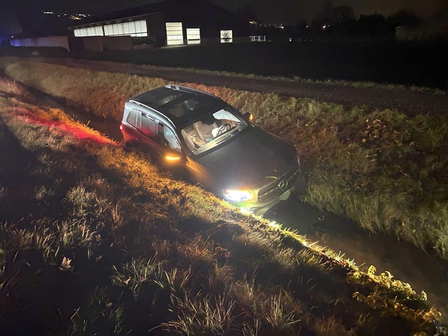 In Unterlunkhofen landete ein Auto im Bach.