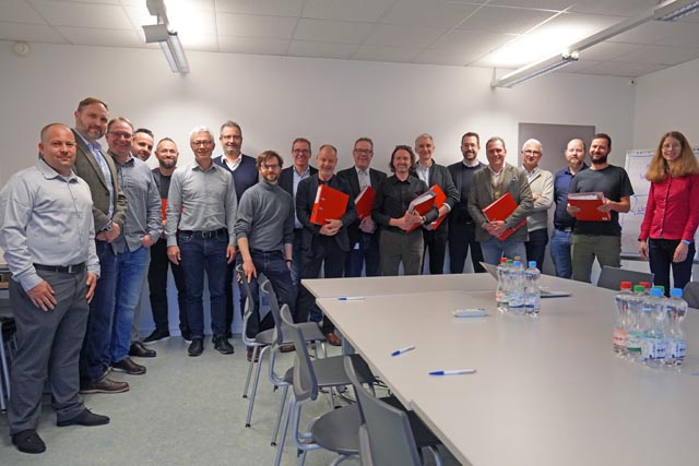 Vertreter der «Birs Allianz» und des Amts für Industrielle Betriebe Baselland nach der Vertragsunterzeichnung in Begleitung von zwei IPA-Fachleuten. Foto: zVg