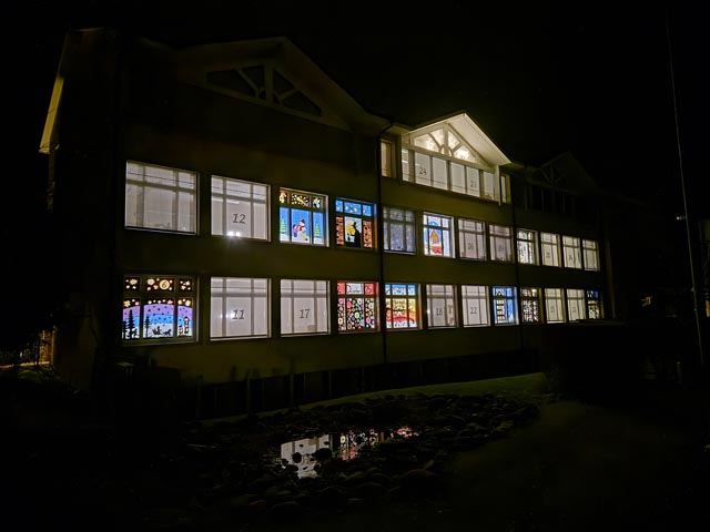 Adventlicher Zauber am Schulgebäude Frick