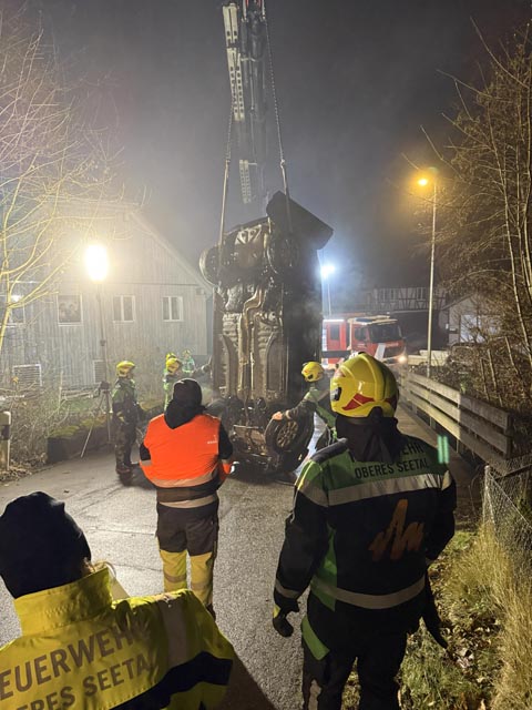 Ein Auto landete im Bach, aber der Fahrer kam mit leichten Verletzungen davon.