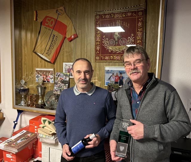 Der Präsident Oliver Müller gratuliert Bernhard Waldmeier zu 50 Jahre Mitgliedschaft. Foto: zVg