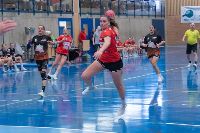 Marie Bordenet während eines Torwurfes