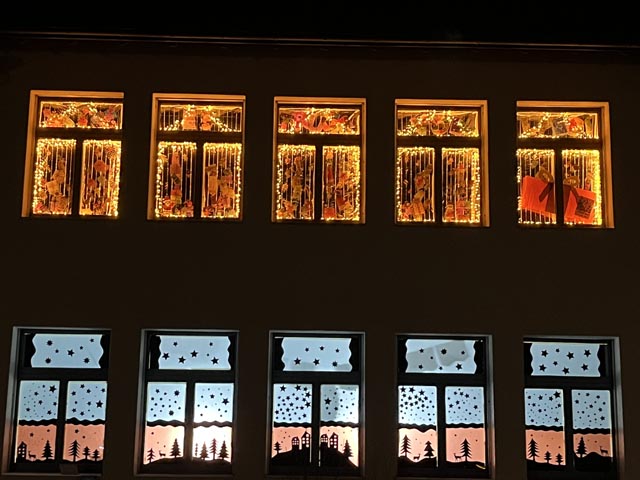 Adventsfenster an der Schule Oeschgen. Foto: zVg
