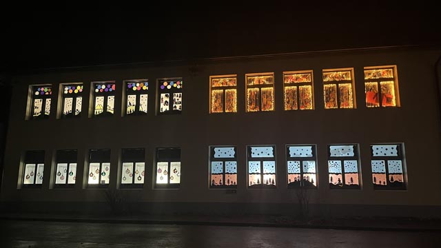 Adventsfenster an der Primarschule Oeschgen. Foto: zVg