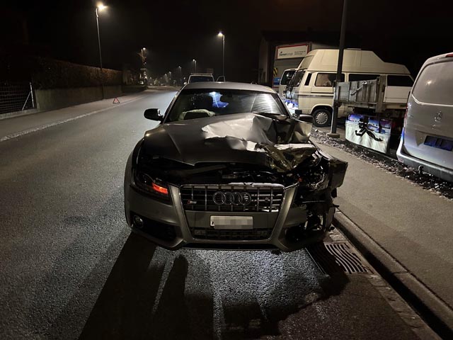 Brunegg: Gegen parkierte Fahrzeuge geprallt