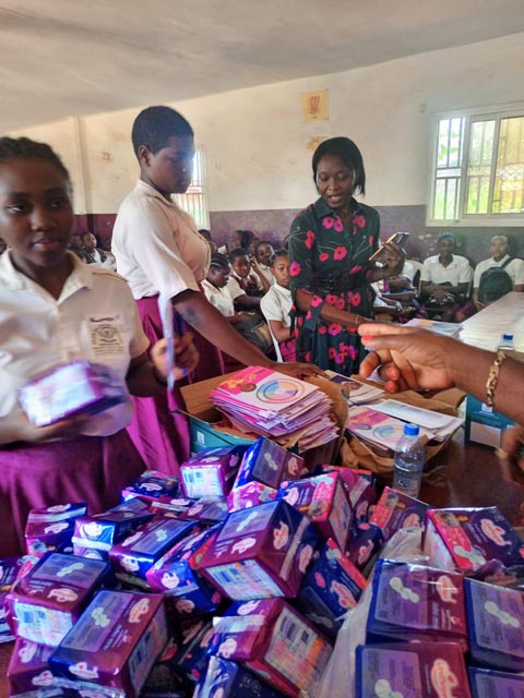 Bei einem Eventtag Anfang November 2024 an einer Kameruner Schule werden Binden und Broschüren verteilt. Foto: zVg