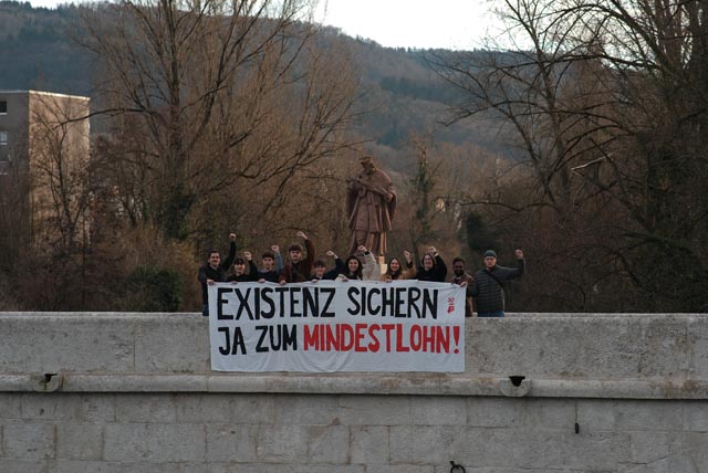 Juso-Aktion auf der Nepomuk Brücke in Dornach. Foto: zVg