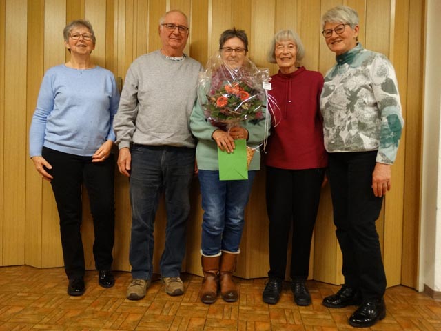 Jubilarin Trudi Aubert (Mitte) zusammen mit dem Vorstand. Foto: zVg