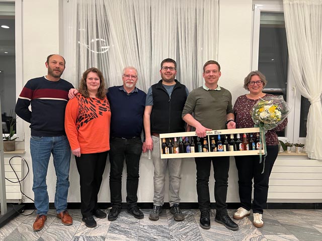 Der Vorstand mit dem zurückgetretenen Aktuar Dominik Dietwyler. Rechts das neue Vorstandsmitglied Kathrin Deubelbeiss (mit Blumenstrauss). Foto: zVg