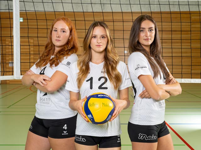 Die Mittelblockerinnen herrschen bei Volley Möhlin über die Netzkante (von links): Julia Wirthlin, Sina Schärer und Floriana Bislimi. Foto: Mimmo