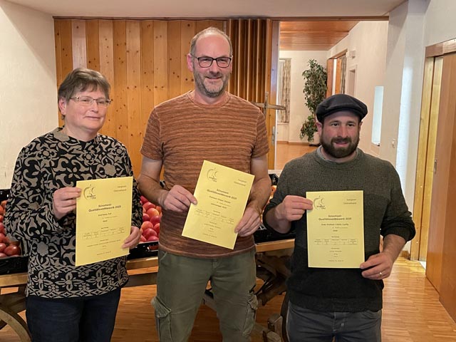Drei der vier Goldmedaillenträger mit dem Punktemaximum (von links): Irene Graf, Full; Gregor Rehmann, Kaisten (Jahressieger); Andreas Suter, Lupfig. Auf dem Bild fehlt Familie Geiser, Lindhof, Windisch. Foto: zVg
