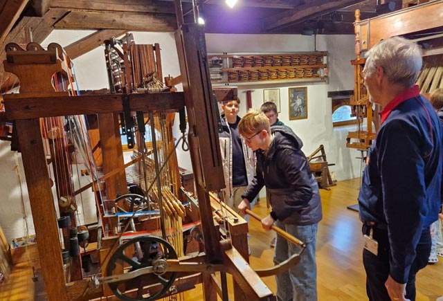 Fricker Oberstufenschüler und -schülerinnen im Museum der Jakob Müller AG. Foto: zVg