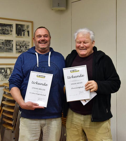 Ehrungen: Stefan Müller (50 Jahre, links) und Erwin Moser (neu Ehrenmitglied).  Foto: Anja Hasler