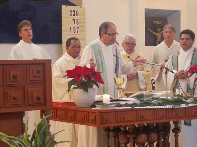 Abschiedsgottesdienst für Pfarrer Stefan Wolo Itu (Zweiter von links) in der Pfarrkirche in Stein