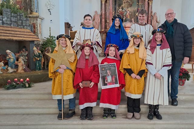 Die Zeininger Sternsingerinnen und Sternsinger mit Diakon Markus Wentink. Foto: zVg