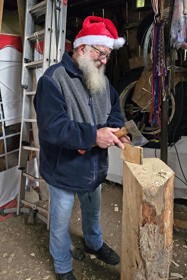 Samichlaus Sepp am «Schiibe» fertigen. Foto: Beat Winter