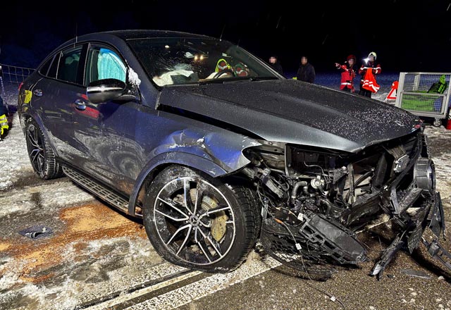 Eine Frontalkollision in Bubendorf führte zum Totalschaden an beiden Fahrzeugen, und mehrere Personen wurden verletzt.