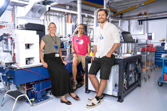 Marianne Liebi, Meitian Wang und Christian Appel (von links nach rechts) an der Synchrotron Lichtquelle Schweiz SLS. Hier entwickelten sie eine neue Röntgentechnik, mit der sich biologische Strukturen von der Nano- bis zur Millimeterskala in Rekordzeit sichtbar machen lassen. Foto: © Paul Scherrer Institut PSI/Mahir Dzambegovic
