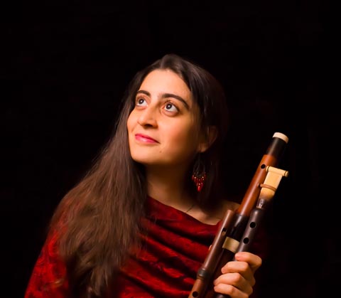 Tamar Eskenian mit drei ihrer Flöten: Duduk, Shvi und eine Barock Traverso. Foto: Shant Eskenian