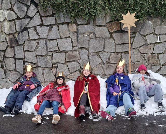 Sternsinger im Schnee: Eine Gruppe der Steiner Sternsinger gönnt sich eine kurze Pause.