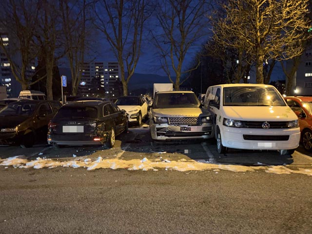 Drei parkierte Fahrzeuge wurden beschädigt. Foto: Polizei AG