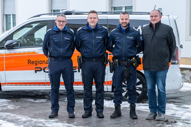 Bild (von links): Polizeichef Oblt Werner Bertschi, Fw Sascha Zutter, Wm Patrick Sangiovanni und Alt-Stadtammann Herbert Weiss. Foto: POFR