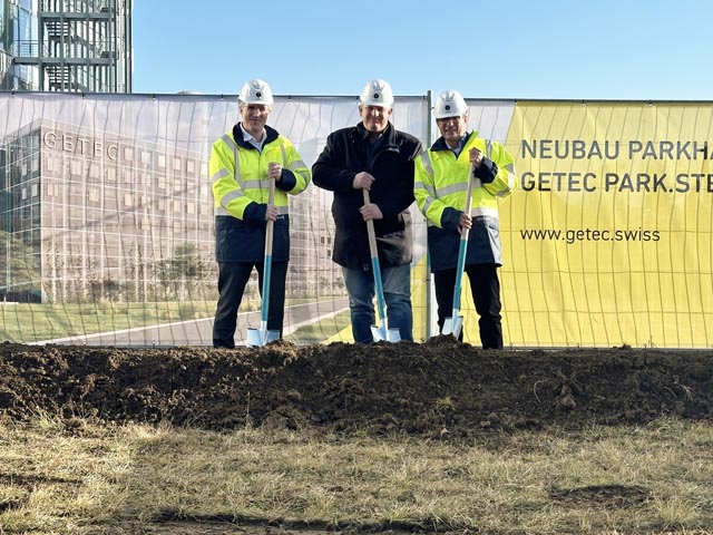 Der Spatenstich erfolgte durch Gemeindeammann Beat Käser (mitte), Urs Zimmerli (CEO Getec Schweiz, links) und Stephan Buser (Stantortleiter Getec Park.Stein) im Beisein von Vertreterinnen und Vertretern des Kantons Aargau, der Gemeinde Stein sowie der am Standort tätigen Unternehmen. Foto: Sonja Fasler