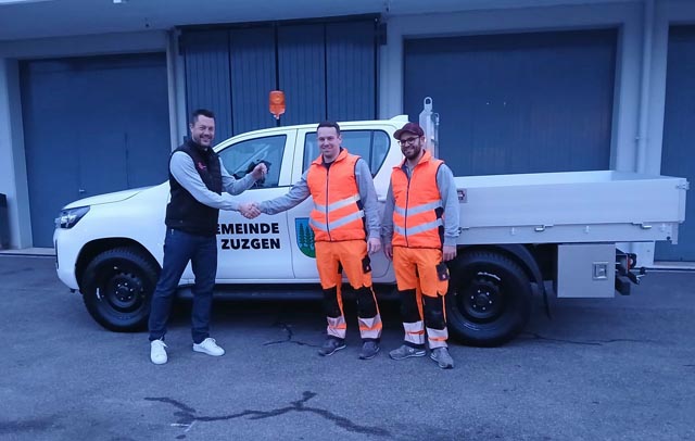 Roger Buess von der Garage Wirz AG übergibt Alain Stalder und Nico Lützelschwab den Schlüssel. Foto: zVg