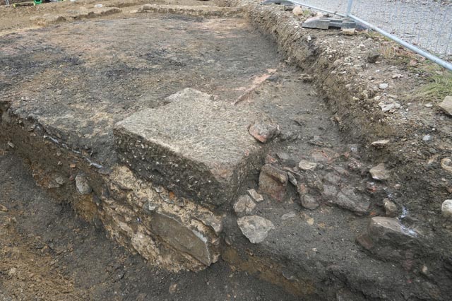 Mauer und Kalksteinblock. Foto: Kantonsarchäologie BL