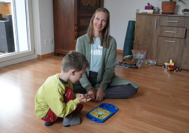 Durch die Unterstützung der Betreuerinnen der «Kinderbetreuung zu Hause» des Aargauer Roten Kreuzes erlebt Melissa Zrig eine spürbare Entlastung im Alltag. Foto: zVg